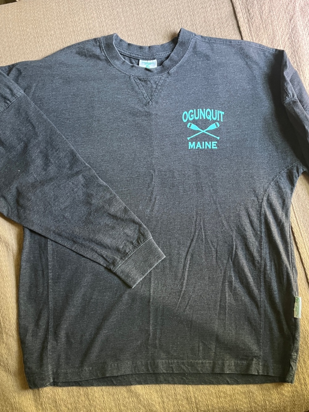 Ogúnquit Maine Men's Long-Sleeve shirt - Charcoal Heather with Teal Print